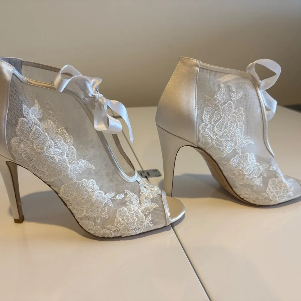 Bella Belle Nikki Ivory Silk Bridal Heels Booties 9.5 Wedding - Picture 3 of 6